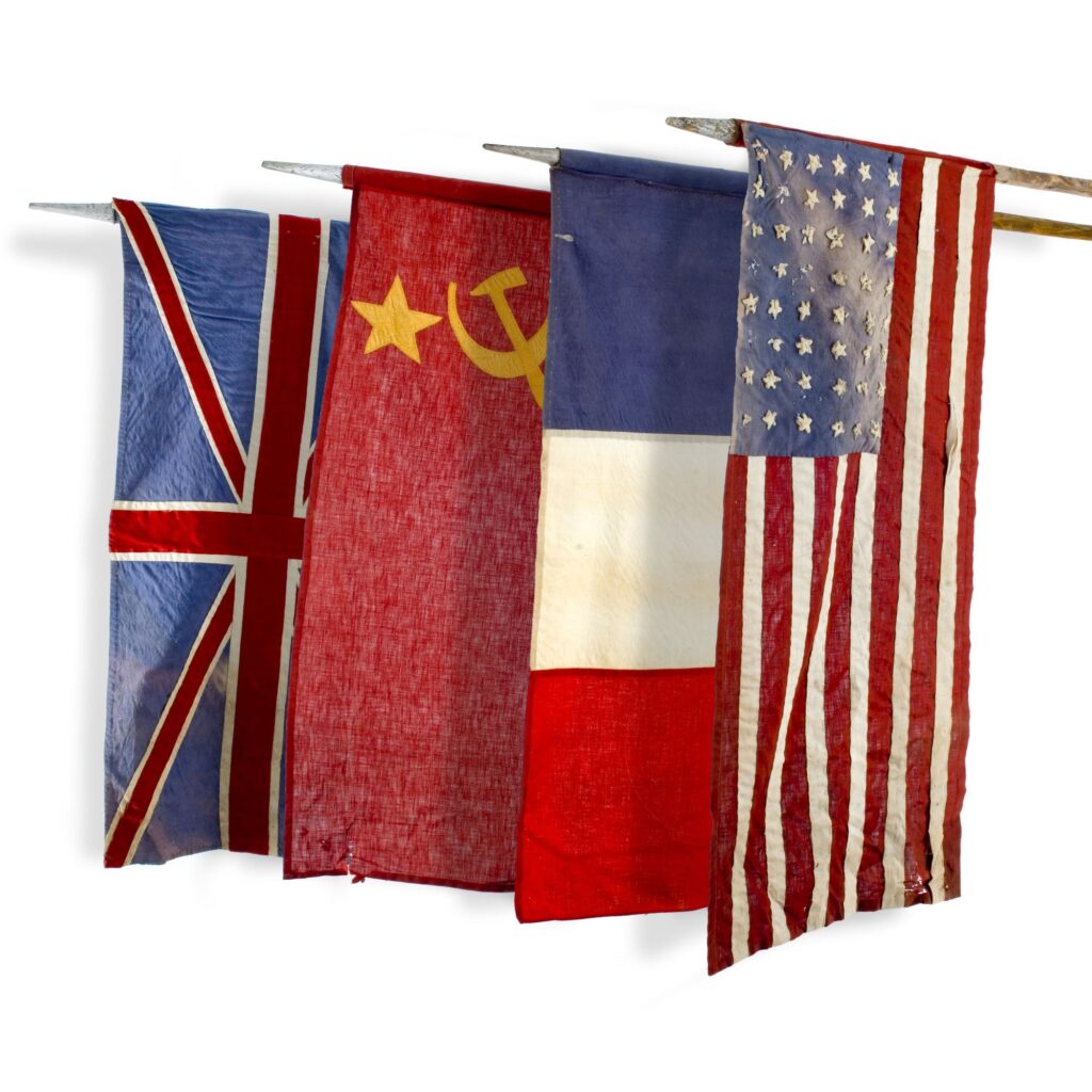 Fahnen der vier Siegermächte Großbritannien, Sowjetunion, Frankreich und USA