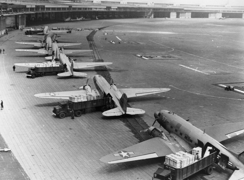 Luftaufnahme von Luftbrückenflugzeugen, die auf dem Flughafen Tempelhof entladen werden.
