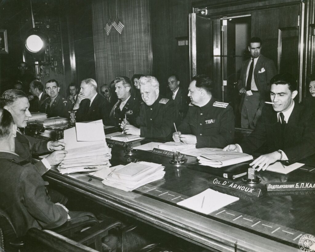 Officiers soviétiques et américains assis autour d’une grande table