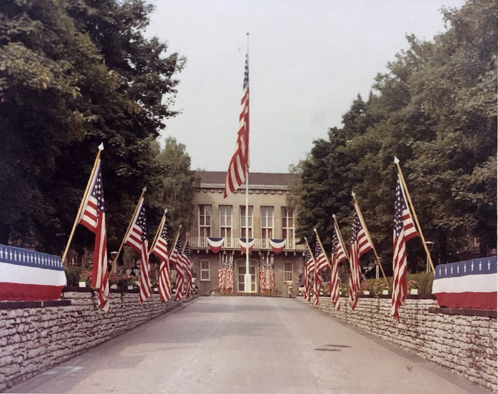 Mit US-Fahnen geschmückte Auffahrt zum US-Hauptquartier