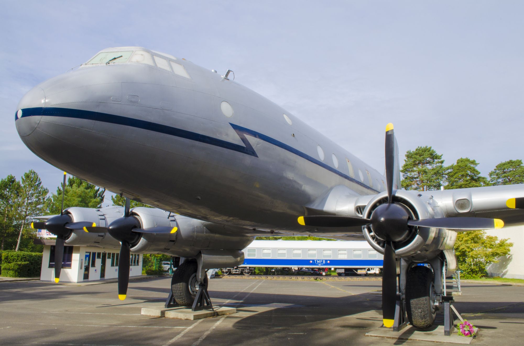 Luftbrückenflugzeug Hastings TG 503 auf dem Hof des AlliiertenMuseums