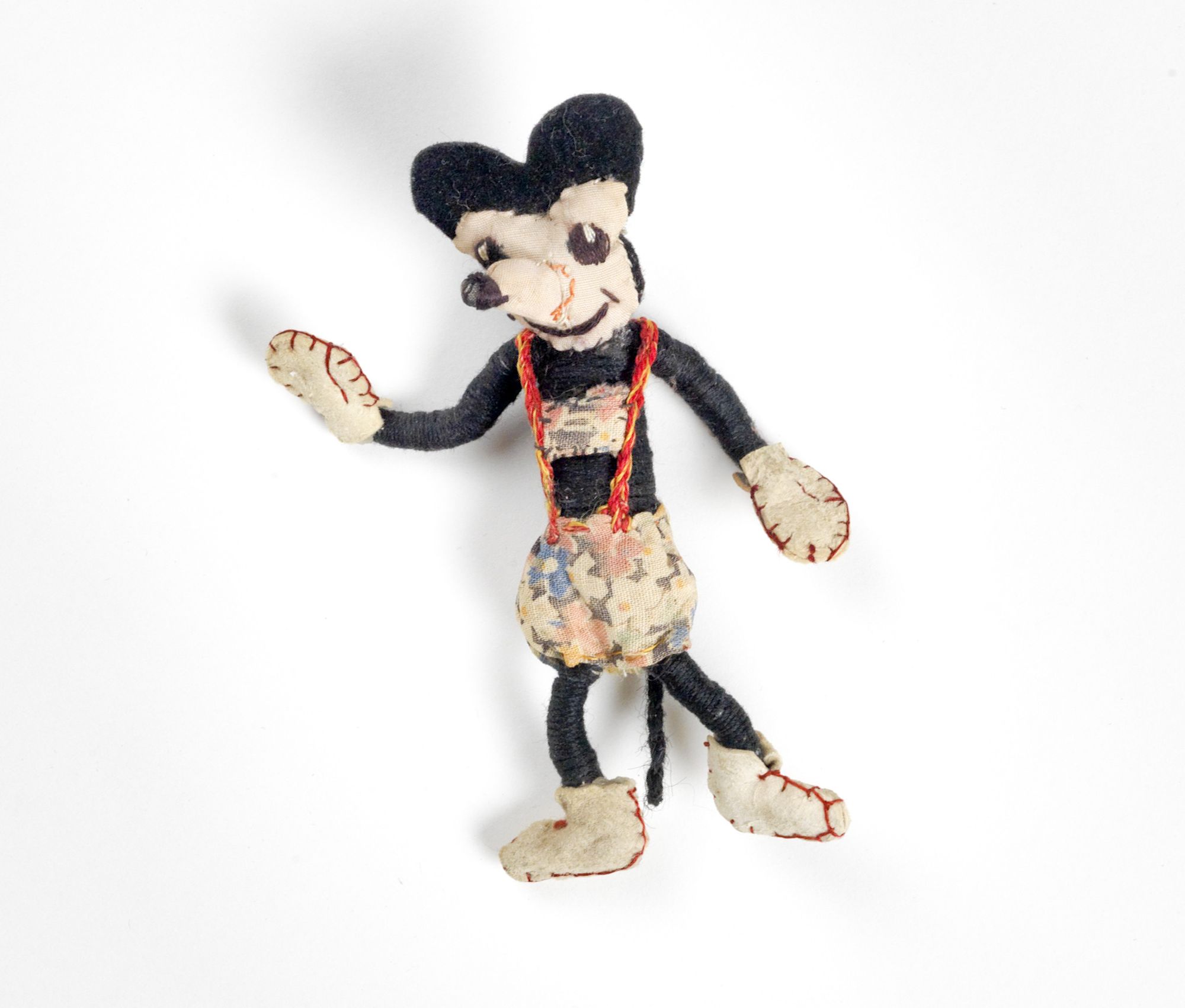 Handgefertigte Mickey-Maus-Puppe aus bunten Stoffresten mit großen schwarzen Ohren