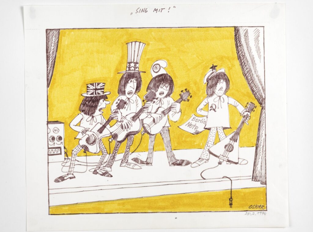 Caricature en noir, jaune et blanc titrée « Sing mit » [Chante avec nous], datée du 28.2.1970. On y voit 4 guitaristes sur une scène. Les musiciens de France, Grande-Bretagne et États-Unis jouent ensemble. Le guitariste soviétique se tient à l’écart des autres. Derrière lui, plane une feuille sur laquelle est écrit « Berlin Note »