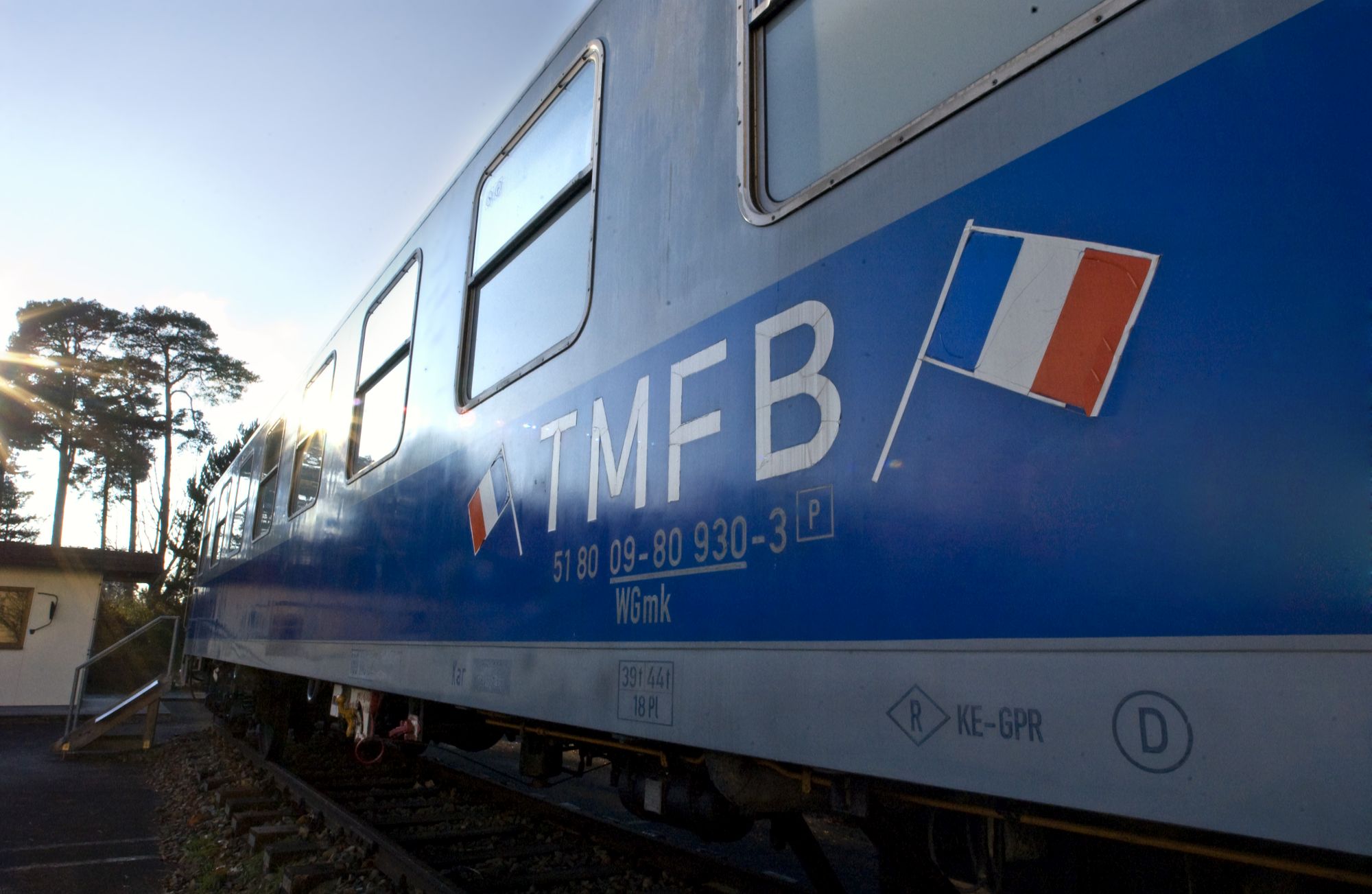 Grau-blau lackierter Eisenbahnwaggon mit der französischen Fahne und dem Schriftzug TMFB für Train militaire français de Berlin