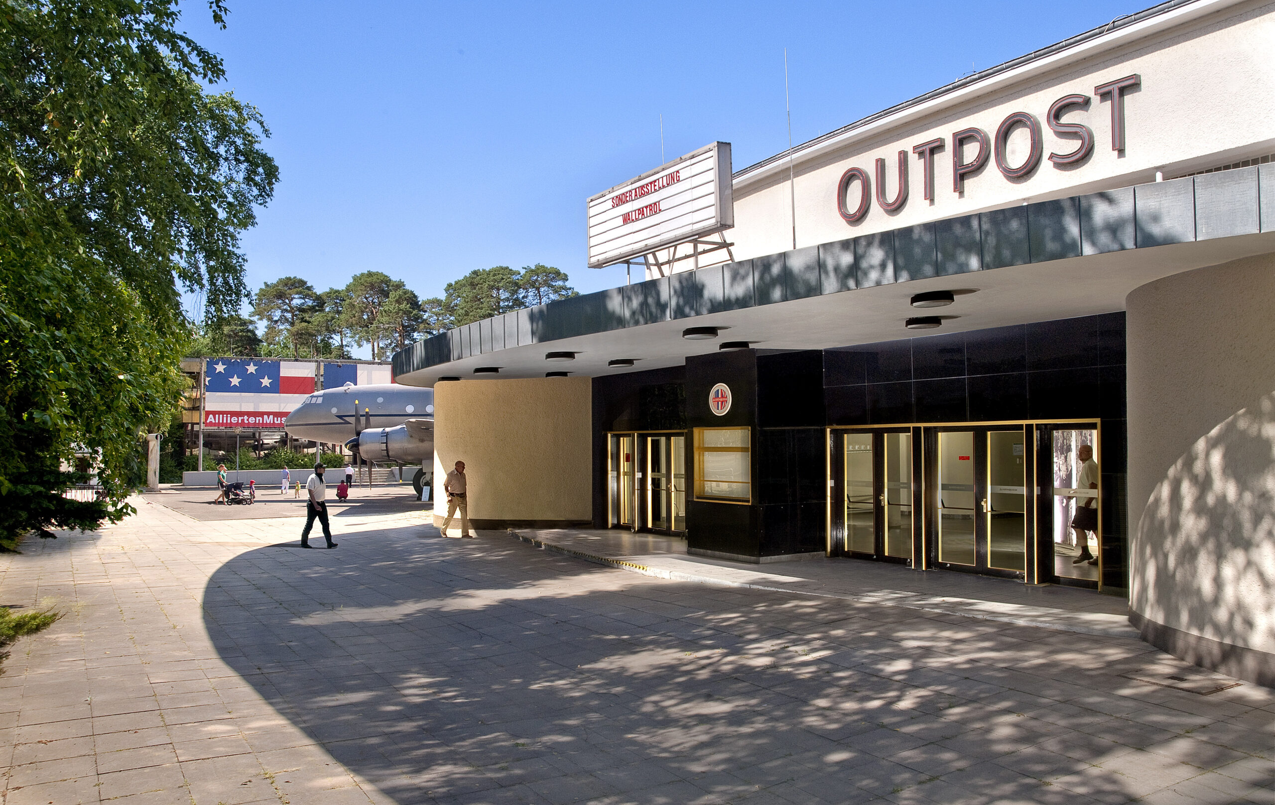 Öffnung des Outpost Theater