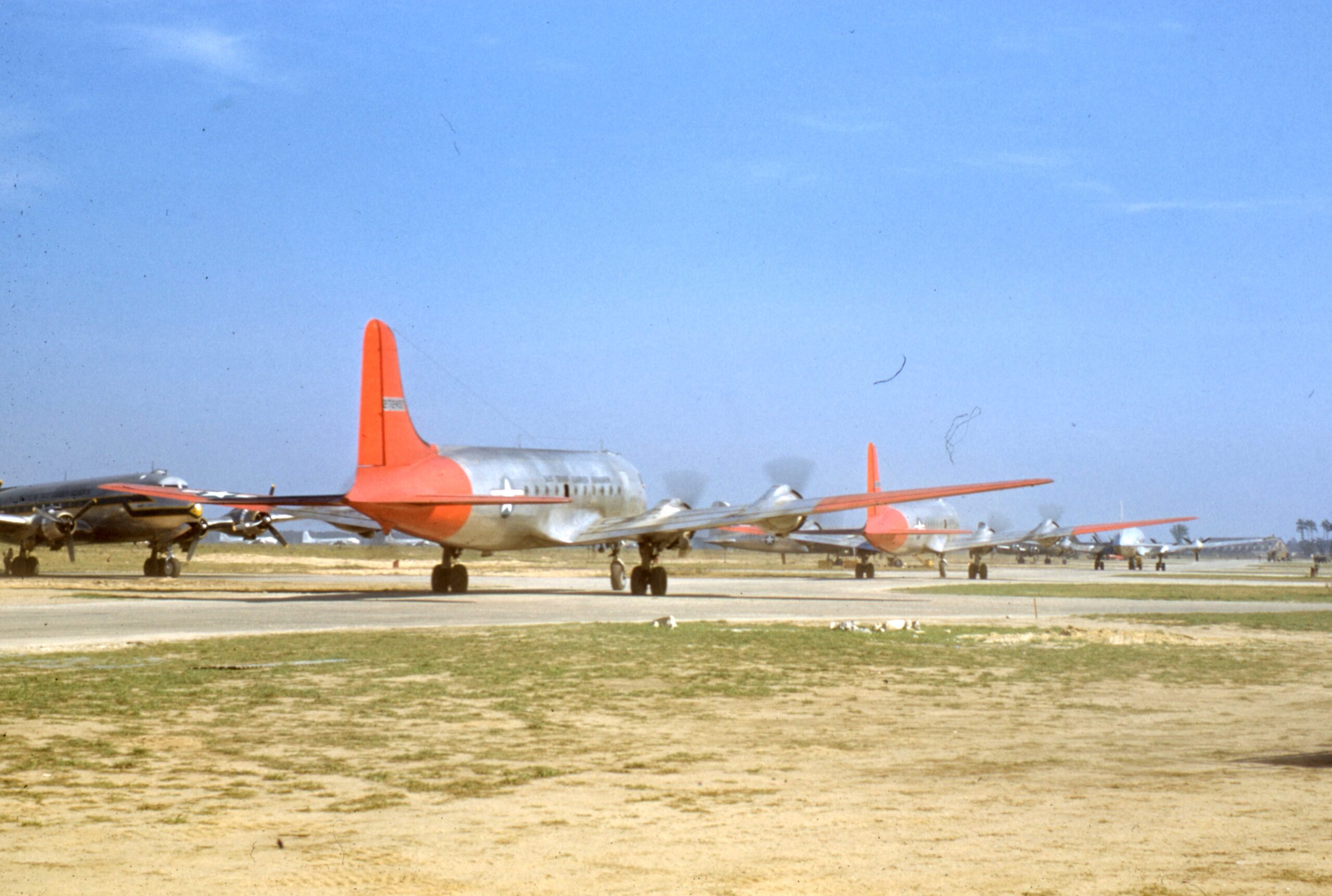 Luftbrückenflugzeuge in Reihe auf dem Flugfeld. 